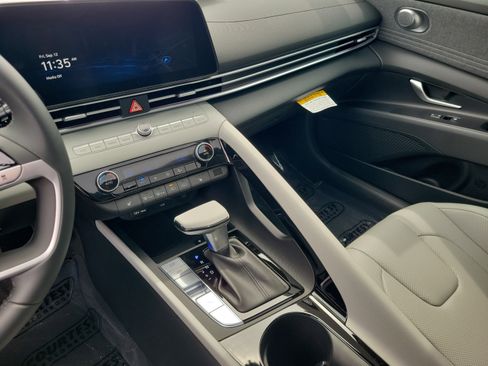 Certified 2025 Hyundai Elantra Limited FWD image 32