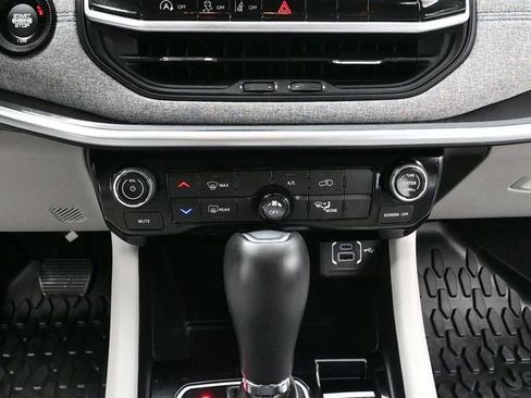 Used 2022 Jeep Compass Latitude image 23