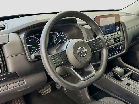Used 2024 Nissan Pathfinder S image 18