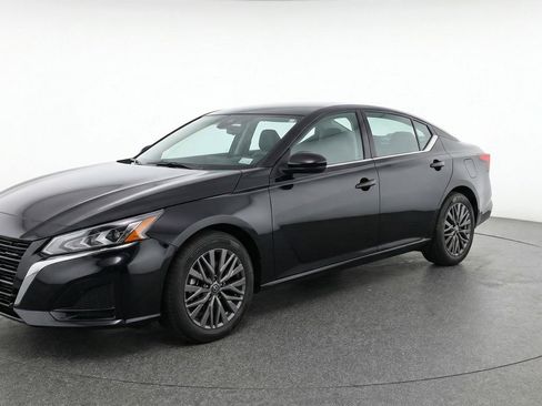 Used 2025 Nissan Altima 2.5 SV FWD image 3