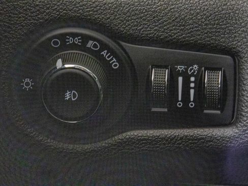 Used 2021 Jeep Cherokee Latitude Plus AWD/4WD image 30