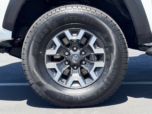 Used 2021 Toyota Tacoma TRD Off-Road w/ Technology Package AWD/4WD image 15