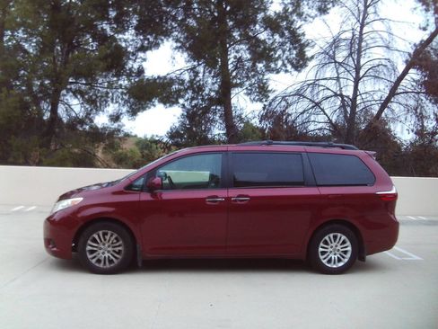 Used 2017 Toyota Sienna XLE w/ XLE Navigation Package FWD image 13