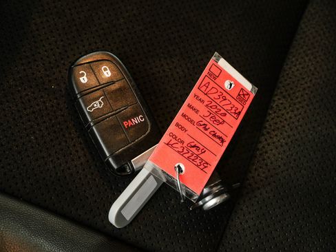 Used 2020 Jeep Grand Cherokee Laredo w/ Laredo X Package RWD image 38