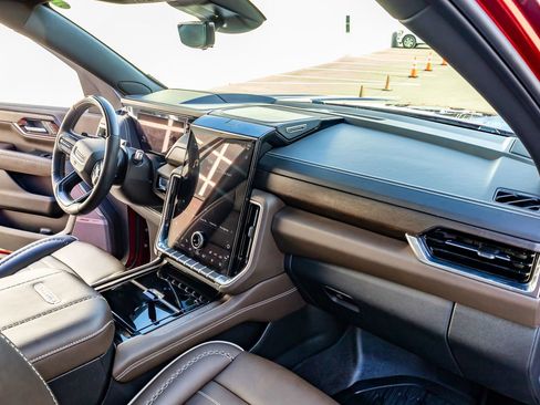 Used 2025 GMC Yukon Denali Ultimate image 18