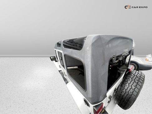 Used 2015 Jeep Wrangler Unlimited Sahara w/ Connectivity Group image 19