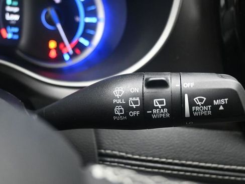 Used 2023 Chrysler Pacifica Touring-L image 14