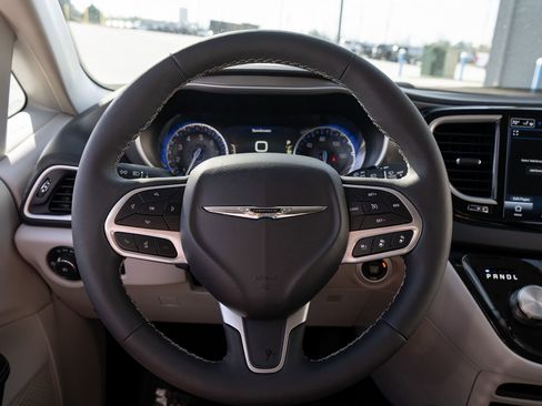 Used 2024 Chrysler Pacifica Touring-L image 28