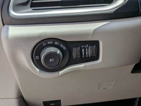Used 2018 Chrysler Pacifica Touring-L w/ Tire & Wheel Group FWD image 18