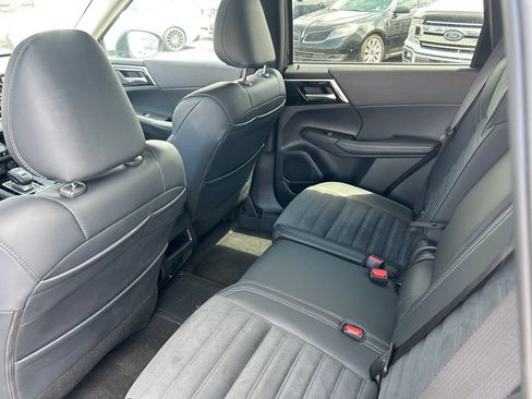 Used 2025 Mitsubishi Outlander 4WD Plug-In Hybrid image 33