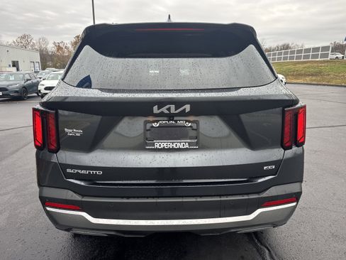 Used 2024 Kia Sorento S image 11