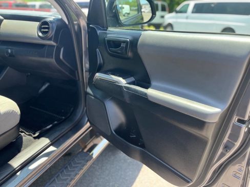 Used 2017 Toyota Tacoma SR5 RWD image 13