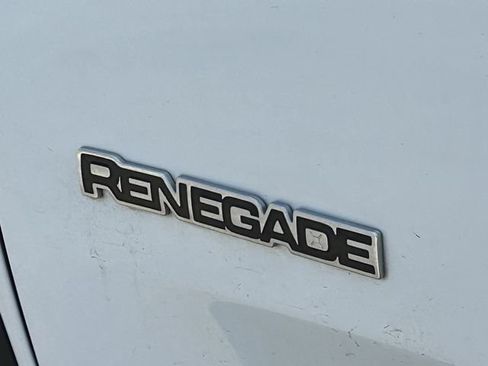 Used 2018 Jeep Renegade Latitude FWD image 5