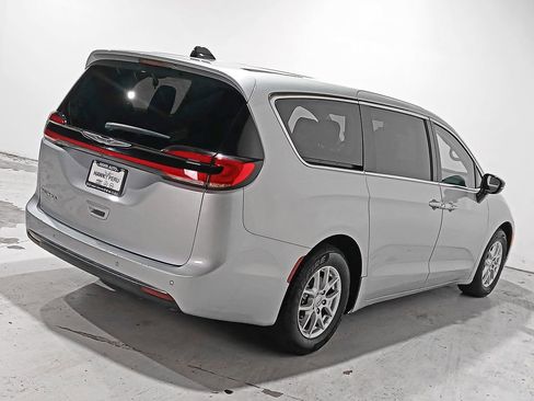Used 2024 Chrysler Pacifica Touring-L FWD image 6