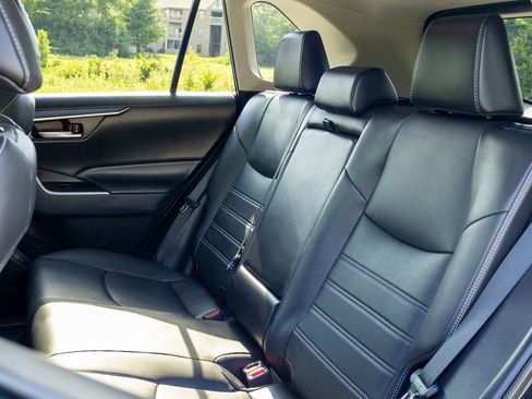 Used 2023 Toyota RAV4 XLE Premium image 21