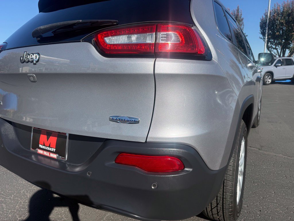 Used 2018 Jeep Cherokee Latitude w/ Safety Group AWD/4WD image 12
