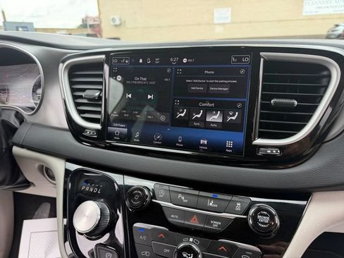 Used 2024 Chrysler Pacifica Touring-L FWD image 22