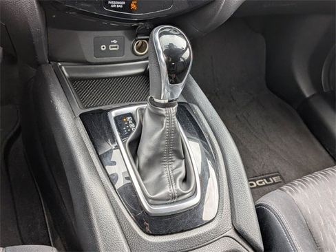 Used 2019 Nissan Rogue SV image 16