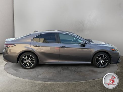 Used 2022 Toyota Camry SE FWD image 8