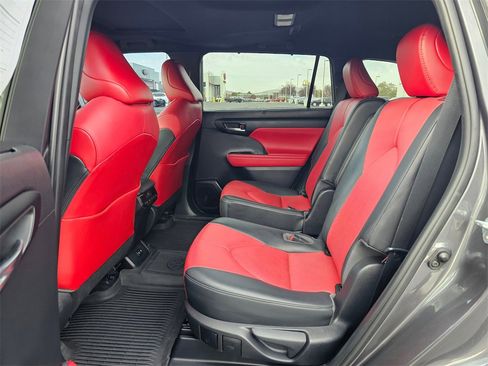 Used 2021 Toyota Highlander XSE image 17