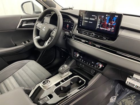 New 2025 Mitsubishi Outlander SE image 26