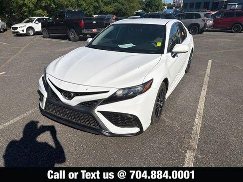 Used 2021 Toyota Camry SE FWD image 1