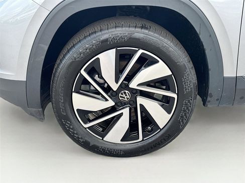 Used 2025 Volkswagen Atlas SE image 31