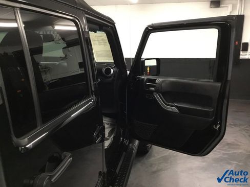 Used 2015 Jeep Wrangler Unlimited Rubicon w/ Connectivity Group image 38