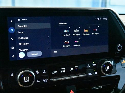 Used 2023 Toyota Highlander XLE image 10