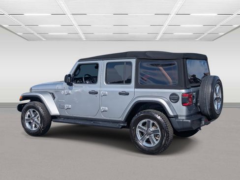 Used 2018 Jeep Wrangler Unlimited Sahara image 2