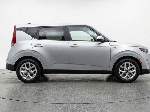 Used 2025 Kia Soul LX w/ LX Technology Package FWD image 11