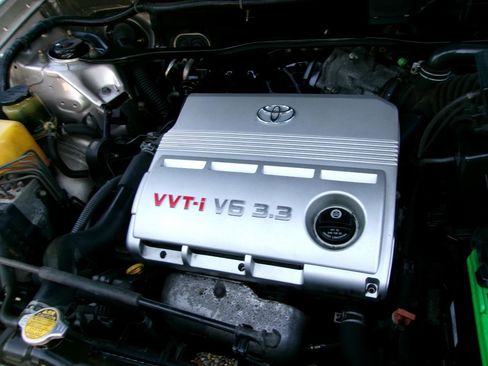 Used 2004 Toyota Highlander 4WD V6 w/ 3rd Row image 2