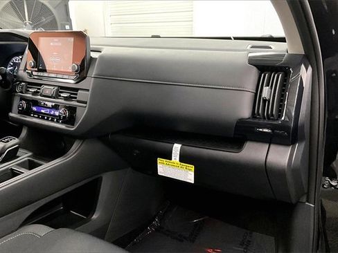 Used 2024 Nissan Pathfinder S image 15