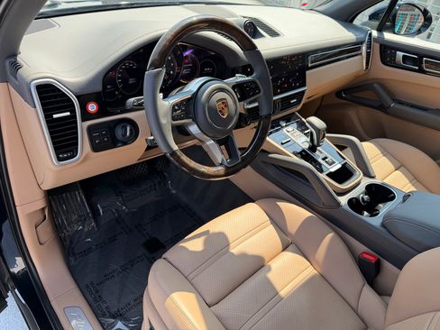 Used 2023 Porsche Cayenne Platinum Edition AWD/4WD image 4