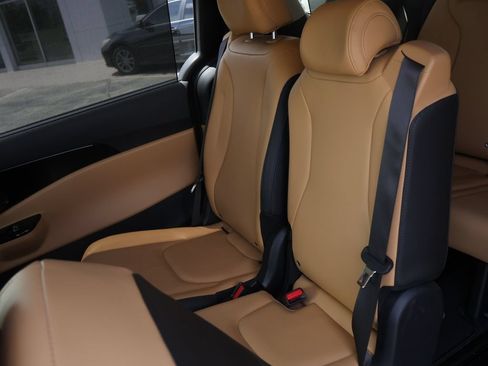 Certified 2022 Kia Carnival EX FWD image 13