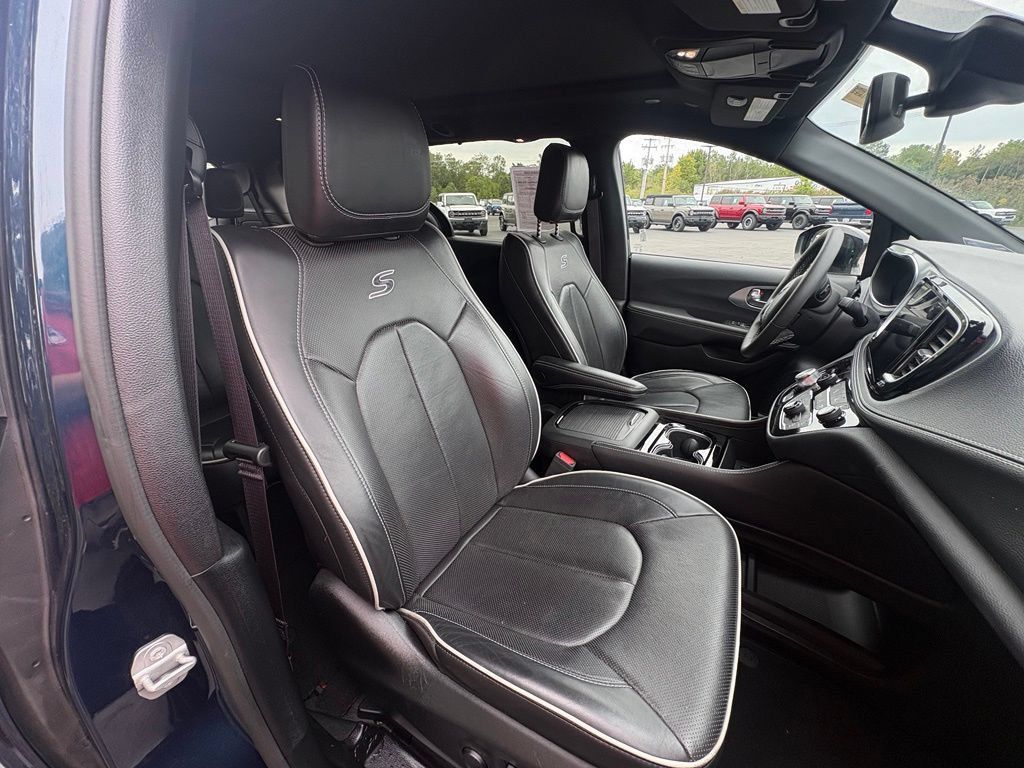 Used 2025 Chrysler Pacifica Limited FWD image 29