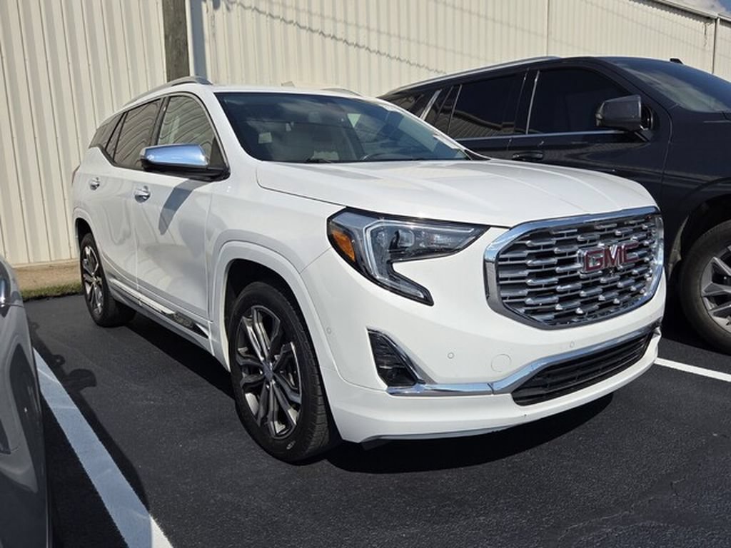 Used 2020 GMC Terrain Denali w/ Denali Premium Package FWD image 3