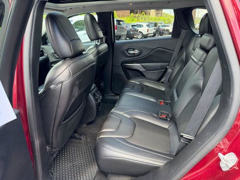 Used 2019 Jeep Cherokee Latitude Plus w/ Comfort/Convenience Group AWD/4WD image 12