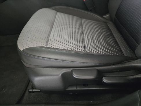 Used 2025 Chevrolet Trax LT w/ LT Convenience Package FWD image 24