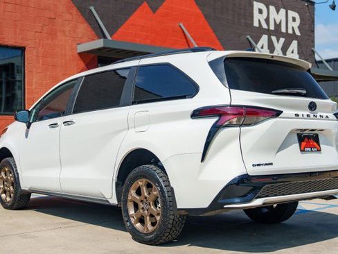 Used 2025 Toyota Sienna XSE w/ XSE Plus Package image 7