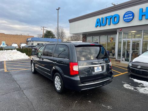 Used 2014 Chrysler Town & Country Touring image 11