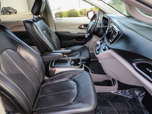 Used 2019 Chrysler Pacifica Touring-L Plus w/ Tire & Wheel Group image 15