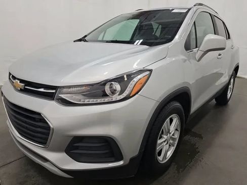 Used 2019 Chevrolet Trax LT w/ LT Convenience Package FWD image 3