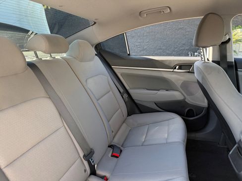 Used 2017 Hyundai Elantra SE image 18