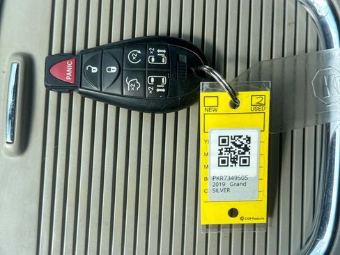 Used 2019 Dodge Grand Caravan SXT w/ Rear Park Assist Package FWD image 36