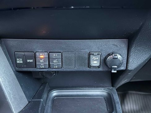 Used 2017 Toyota RAV4 Limited image 28