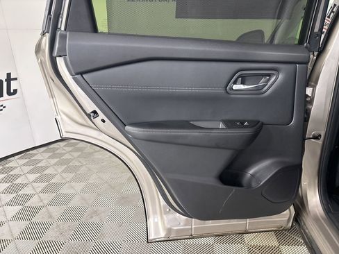 Used 2025 Nissan Rogue SL w/ Tech Package image 23