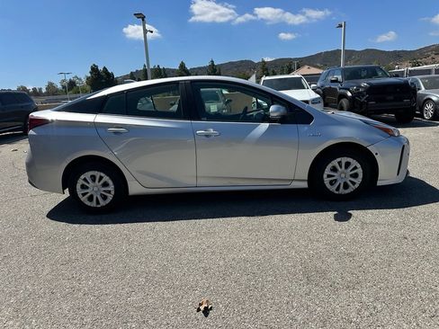 Used 2020 Toyota Prius L Eco w/ Carpet Mat Package FWD image 4