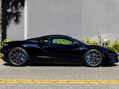 Used 2023 McLaren Artura RWD image 4