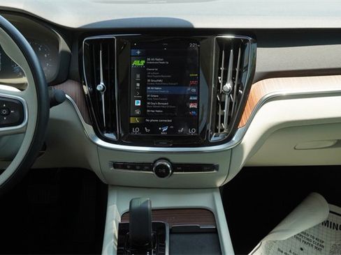 Used 2022 Volvo S60 B5 Momentum w/ Premium Package image 12